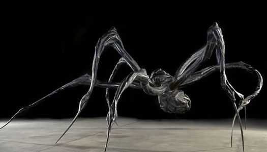〈潜伏的蜘蛛〉　钢　270.5×835.7×627.4cm　2003  Photo by Christopher Burke　© Louise Bourgeois Trust, Licensed by VAGA, NY