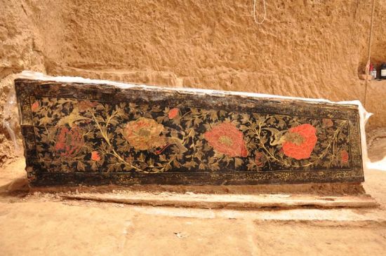 墓群内发现的图案精美、色彩夺人的漆棺。图片由陕西省考古研究院提供