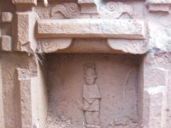 17日下午，古墓外观刻有武士像青石板已由文物局专家带回保护研究。(乔梦霜)
