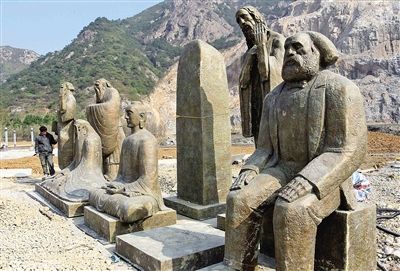 著名雕塑家曾成钢作品《大觉者》在黄石山·中国姿态雕塑公园入驻 陈翔/摄
