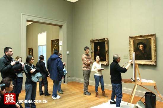 大都会博物馆里众多游客观摩邢健健临摹。