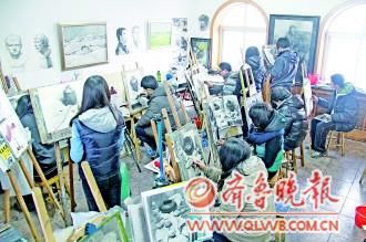 美术艺考学子都在紧张地进行最后的考前冲刺训练。记者 王震 摄