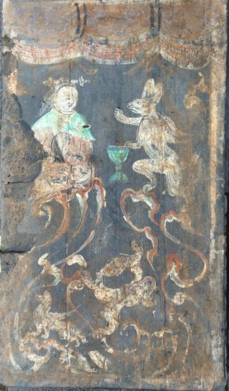 壁画出自新莽时期（公元8年至公元25年）的一座墓中，呈梯形，画面中绘有西王母和凤凰。