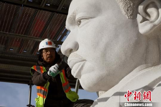 雷宜锌对马丁·路德·金雕像精雕细刻。