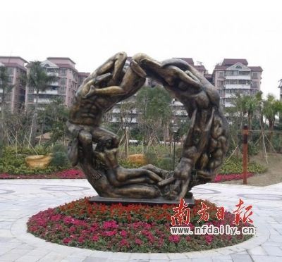 广州男女裸体雕塑。资料图片