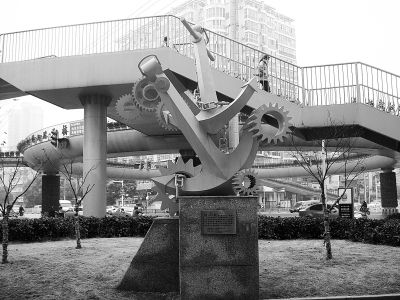 建设一路的雕塑“锚与齿轮”。记者万凌 摄