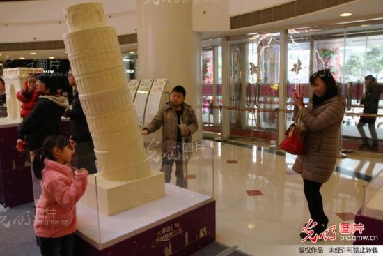 图为市民在欣赏由巧克力制作的重庆地标建筑解放碑雕塑。(赵俊超)