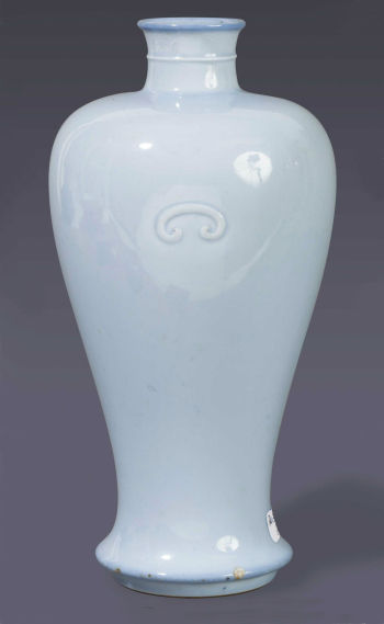 清康熙 天蓝釉月牙耳梅瓶 高21.5厘米 65.92万欧元 法国古德里特