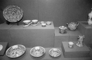 南京市博物馆展出的万花瓷餐具