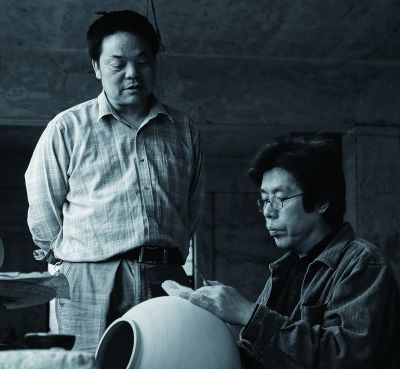 　　辛国正与杨国辛在窑厂创作。 　　图片均由受访者提供