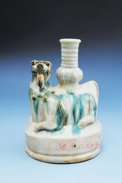 林安先生收藏的唐代长沙窑——白釉绿彩狮型烛台。