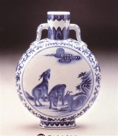 （图2）清乾隆官窑青花三阳开泰纹扁瓶，故宫博物院收藏。