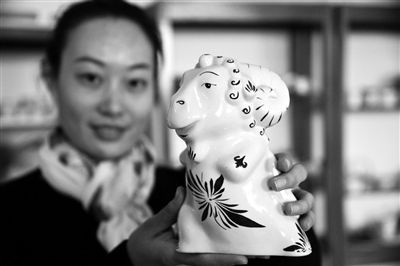 2月7日，河北省邯郸市峰峰矿区一家陶瓷企业的工作人员展示羊主题陶瓷存钱罐。