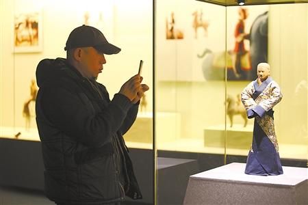 昨日，三峡博物馆，市民参观汉阳陵文物。 记者 邹飞 摄