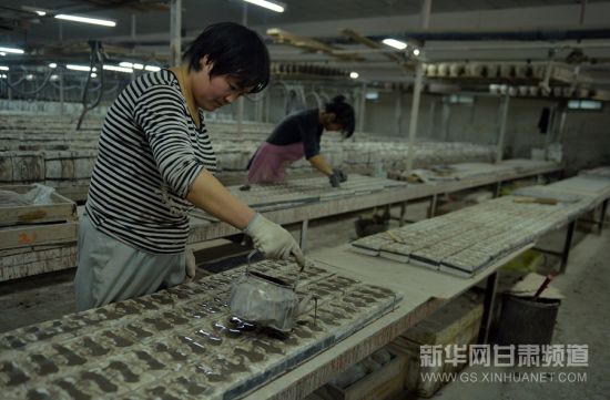 1月6日，在武威市夏王陶瓷工艺制品有限公司，一名工人浇筑西夏瓷器风格酒瓶配件。