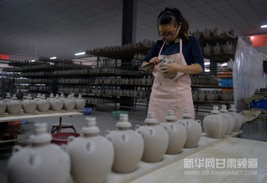 1月6日，在武威市夏王陶瓷工艺制品有限公司，一名工人洗修西夏瓷器风格酒瓶。新华社记者 范培珅 摄