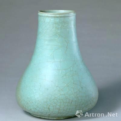 北京故宫博物院藏南宋官窑冰裂纹胆式瓶