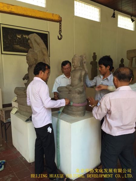 工作人员在柬埔寨现场包装文物