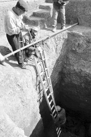 考古人员对15号墓进行挖掘