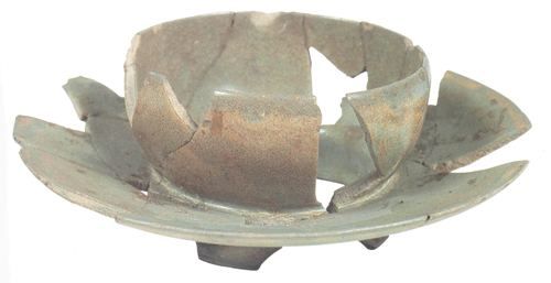 南宋官窑盏托(图19) 口径10.8厘米、底径9.1厘米、高6.8厘米。杭州南宋官窑博物馆藏。