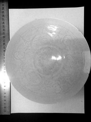 影青釉斗笠碗多见于宋代。陈女士古董中的青釉碗和黄胄的画