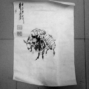 黄胄擅长人物画和动物画，涉案字画里画的是两头驴。落款为：甲子年秋月，黄胄于两石居。