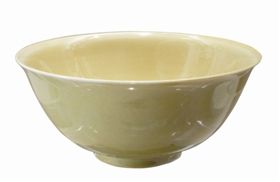 图1 广东省博物馆藏“大明弘治年制”款黄釉碗