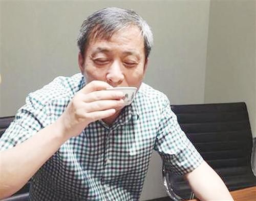 图六 真正2.8亿鸡缸杯的拥有者刘益谦先生拿鸡缸杯喝普洱茶
