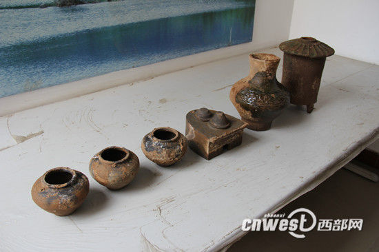考古人员发掘清理出来的6件陶器。 