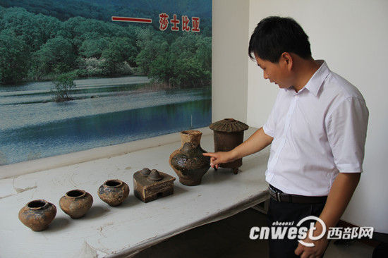 眉县博物馆馆长介绍出土的6件陶器。