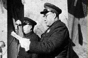 1951年1月，刘伯承在军事学院（南京）成立典礼上致词。