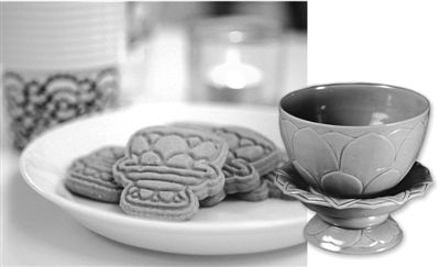图为秘色瓷莲花碗与“文物饼干”。苏州博物馆供图