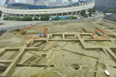 7月8日，摩诃池遗址发掘出了两段分别为70米、45米的城壕(圈中)。