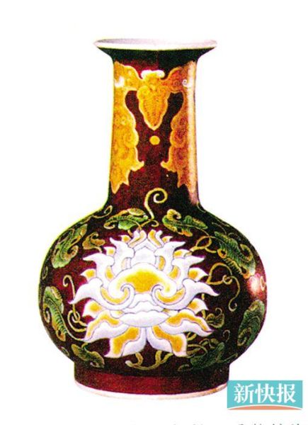 清康熙 紫地珐琅彩西番莲纹瓶 高12.3厘米 故宫博物院藏