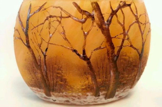 图为精美的“冬景”古董花瓶