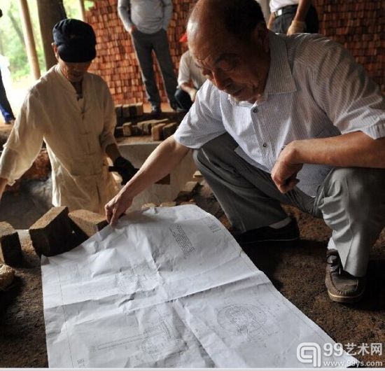 5月31日，景德镇著名的把桩师傅胡家旺在主持复建明初期三式窑