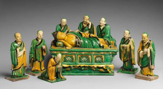 该素三彩雕瓷再现了二千五百多年前佛陀涅槃时的场景。
