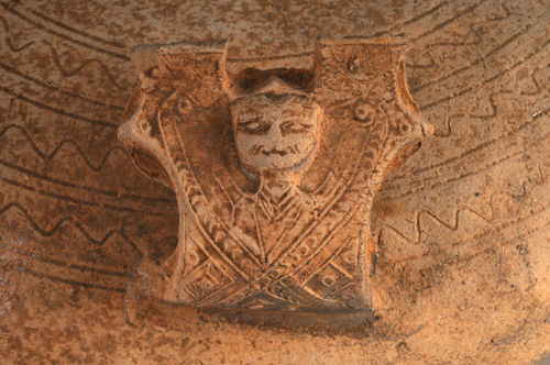 西汉原始瓷玉璧纹瓿 双耳以武士头像作为装饰