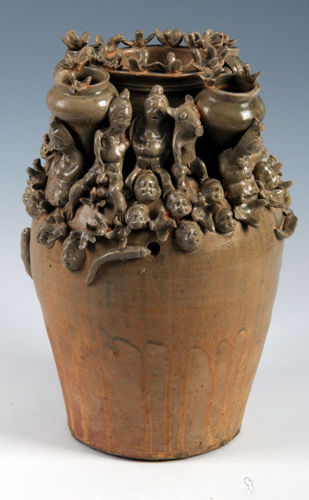  三国青瓷堆塑罐 罐上堆塑的裸身夫妇人物及熊