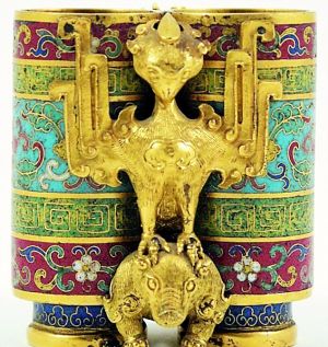 此花瓶属乾隆皇帝之物，1860年第二次鸦片战争时被掠，后辗转到安德里亚手里，她声称花瓶“受了诅咒”。