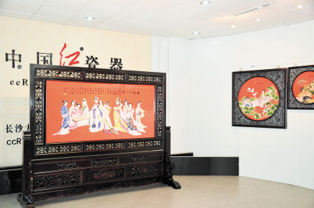 长沙大红陶瓷发展有限责任公司展厅里的《金陵十二钗》是目前最大的中国红瓷板画。邹志刚 供图