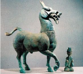 广西博物馆藏西汉大铜马与胡人俑
