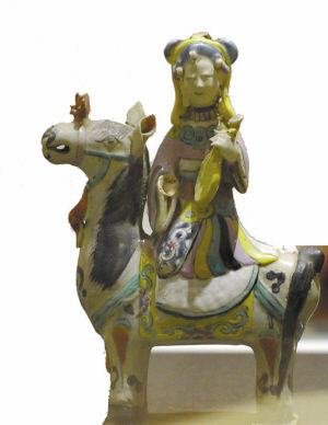 南京博物院展出的清朝雍正年代的“女人马上弹琵琶像”。