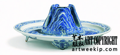 明永乐 青花海水龙纹山形爵托RMB 23,501,200香港苏富比2011-10-05
