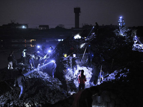 苏皖交界村民日夜挖宝，这样的挖掘往往持续到深夜12点。