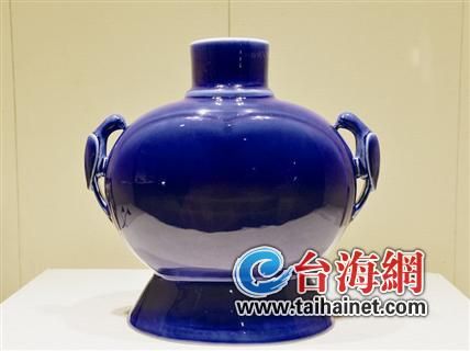 清乾隆霁蓝釉鹦鹉耳扁瓶