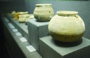 广州考古60年展览于西汉南越王博物馆开幕，现场展出来自来峰岗遗址的陶双耳罐等最新发掘成果。　　信息时报记者 徐敏 摄