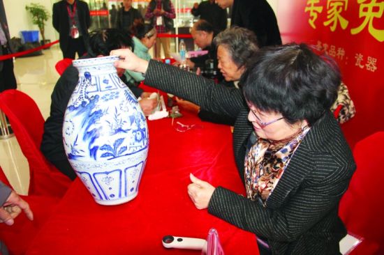这件青花瓷瓶被专家鉴定为近年制作的赝品。□记者施晓平摄