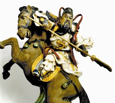 彩瓷骑马关公像 