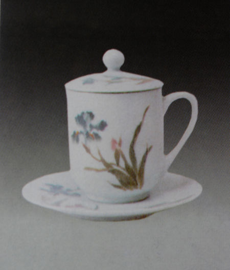 图2 1958年釉下五彩蝴蝶蓝胜利杯 口径8.5厘米，高13厘米(带托)